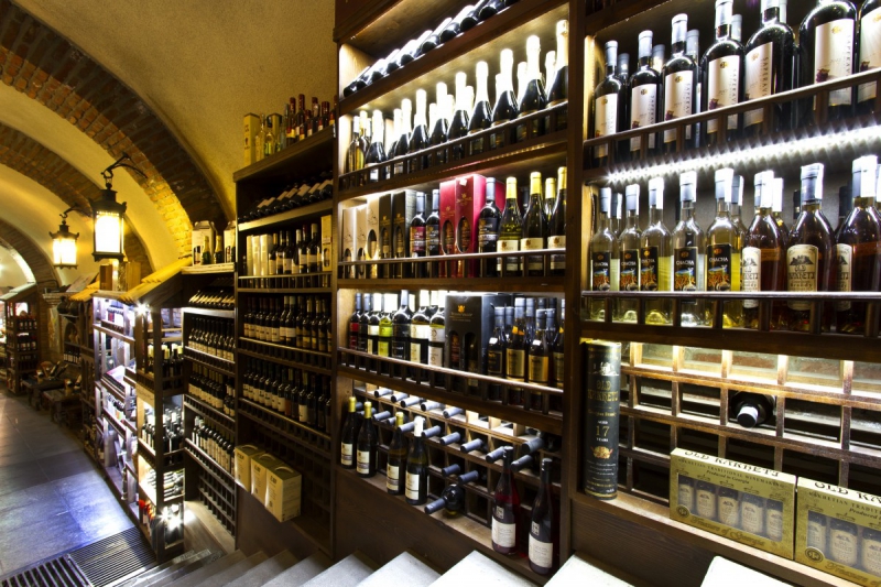 bar-SILLANS LA CASCADE-min_world_street_travel_shop_canon_georgia_wine_bottles-429767